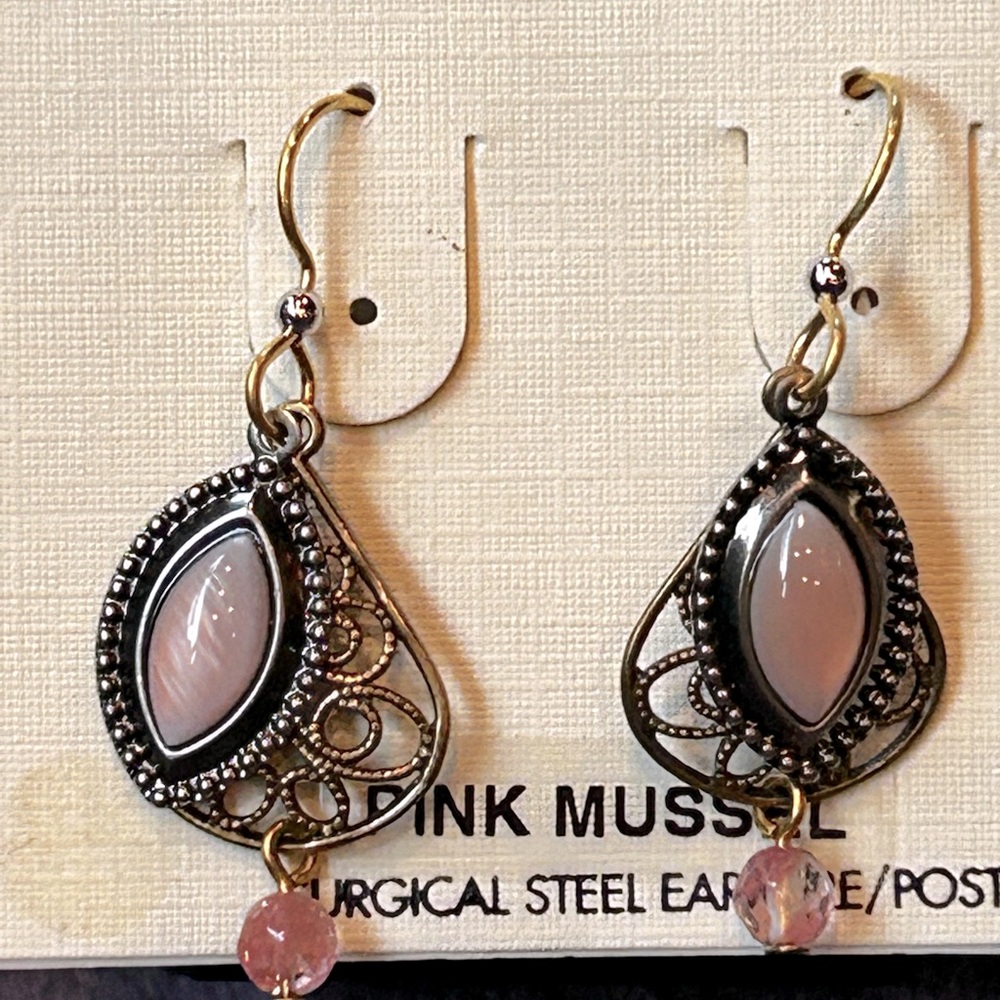 Beautiful diver and pink Mussel dangling earrings